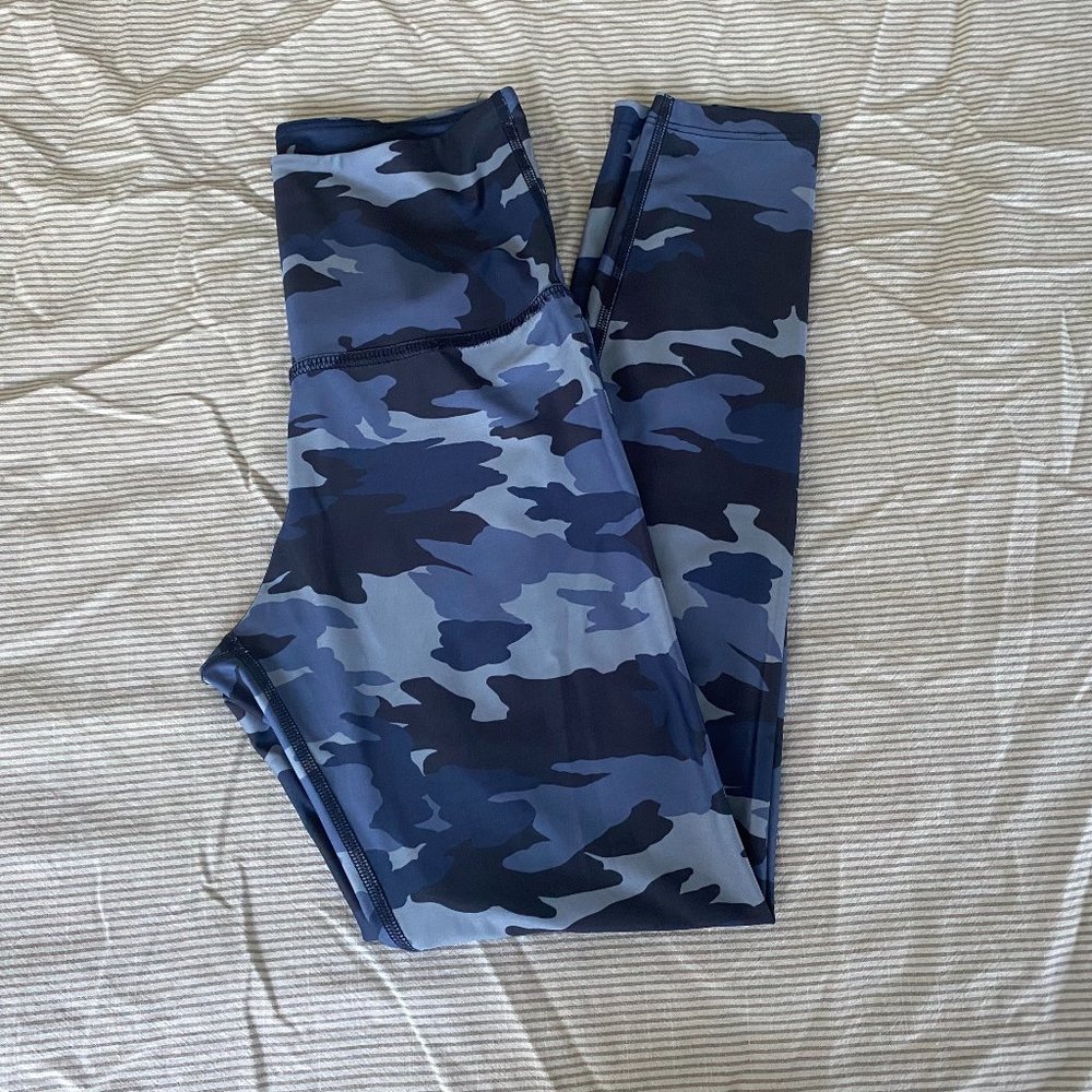 Beyond Yoga Lux High-Waisted Midi Leggings Blue Camo size Small
